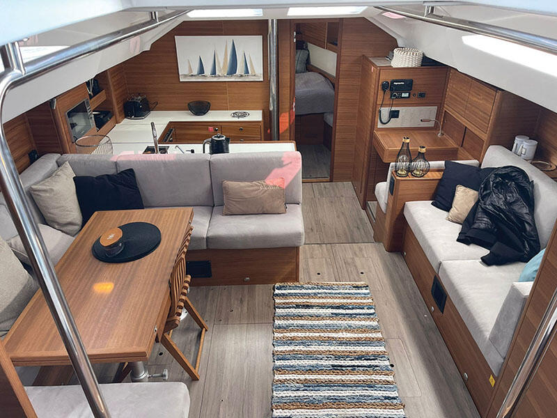 Sailing yacht 