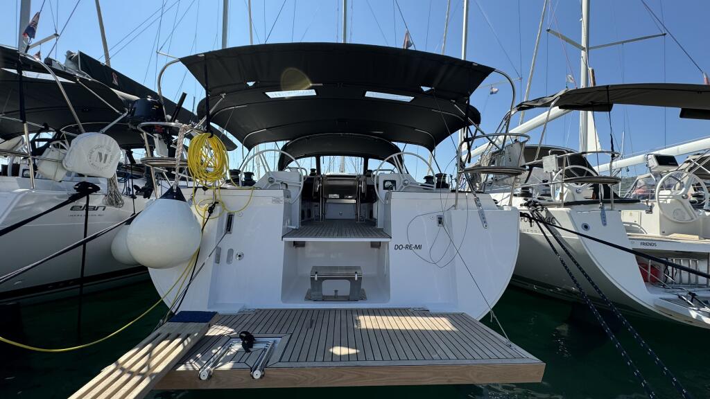 Sailing yacht 