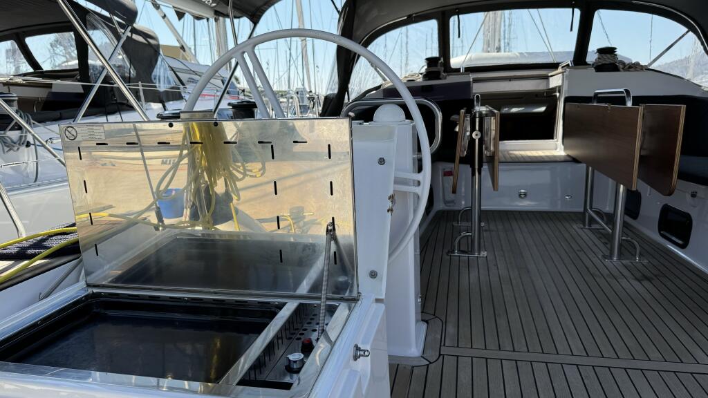Sailing yacht 
