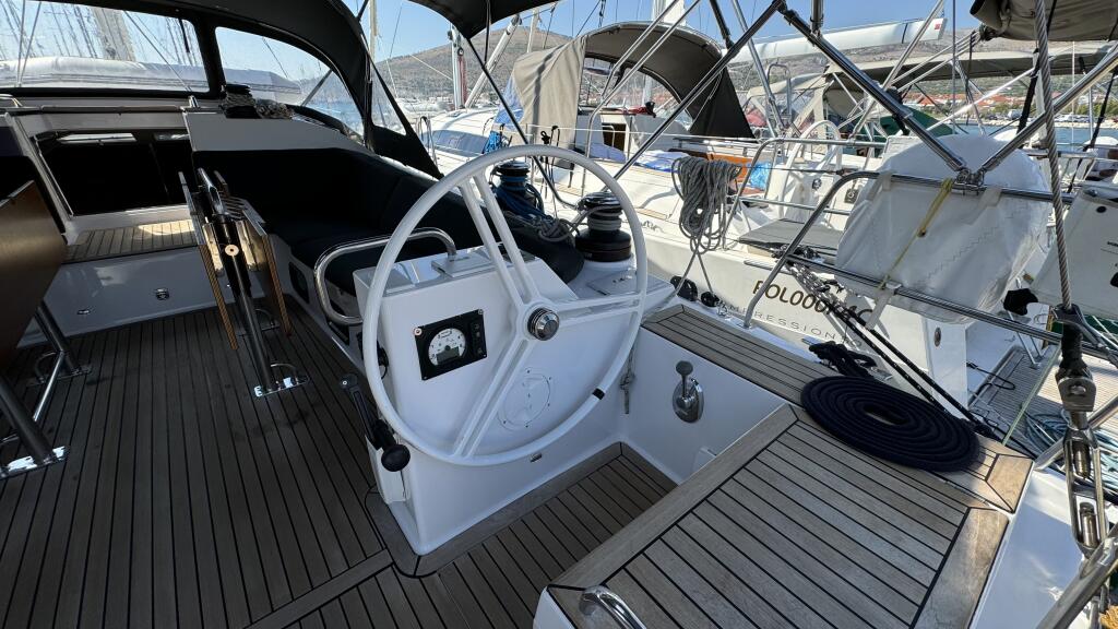 Sailing yacht 