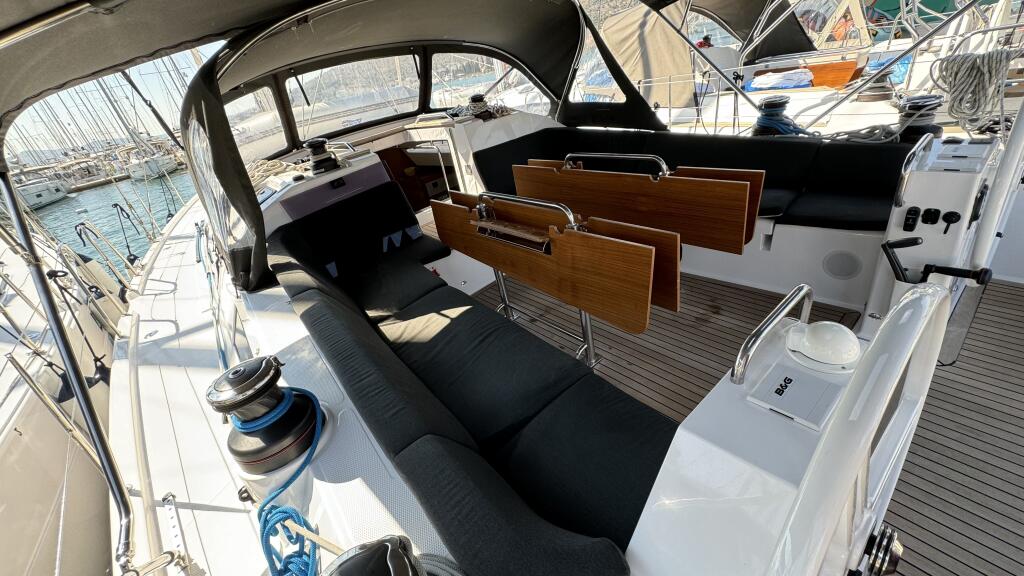 Sailing yacht 