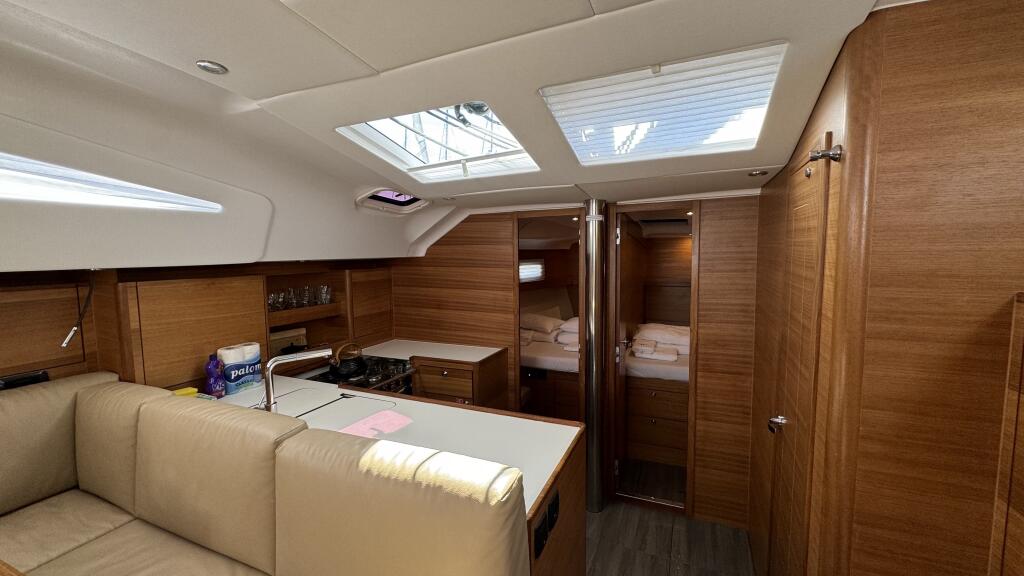 Sailing yacht 