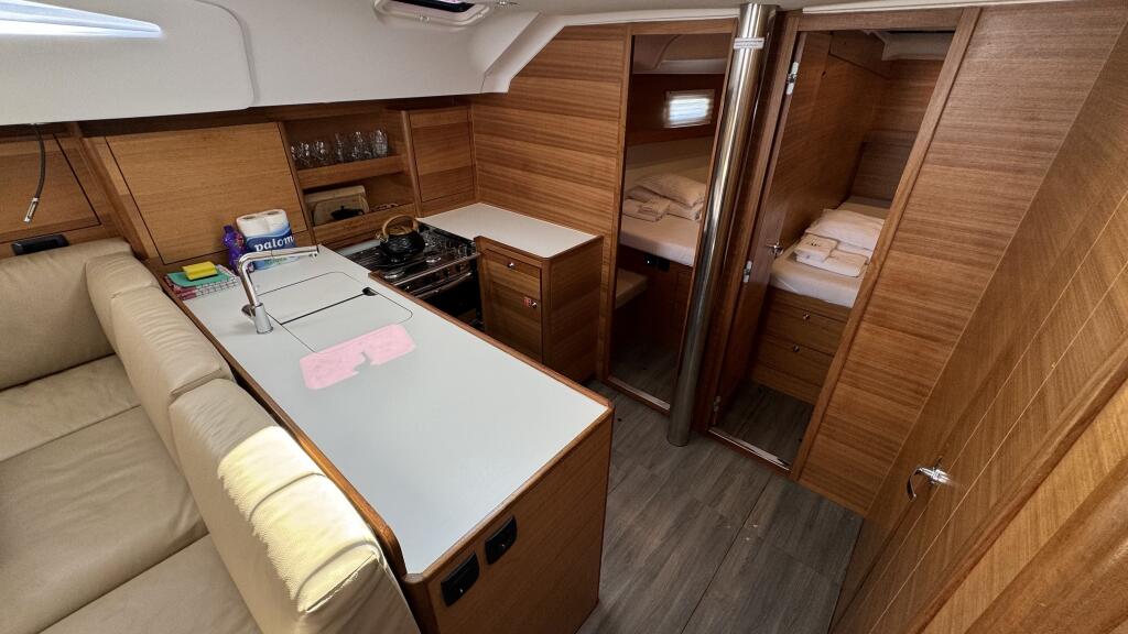Sailing yacht 