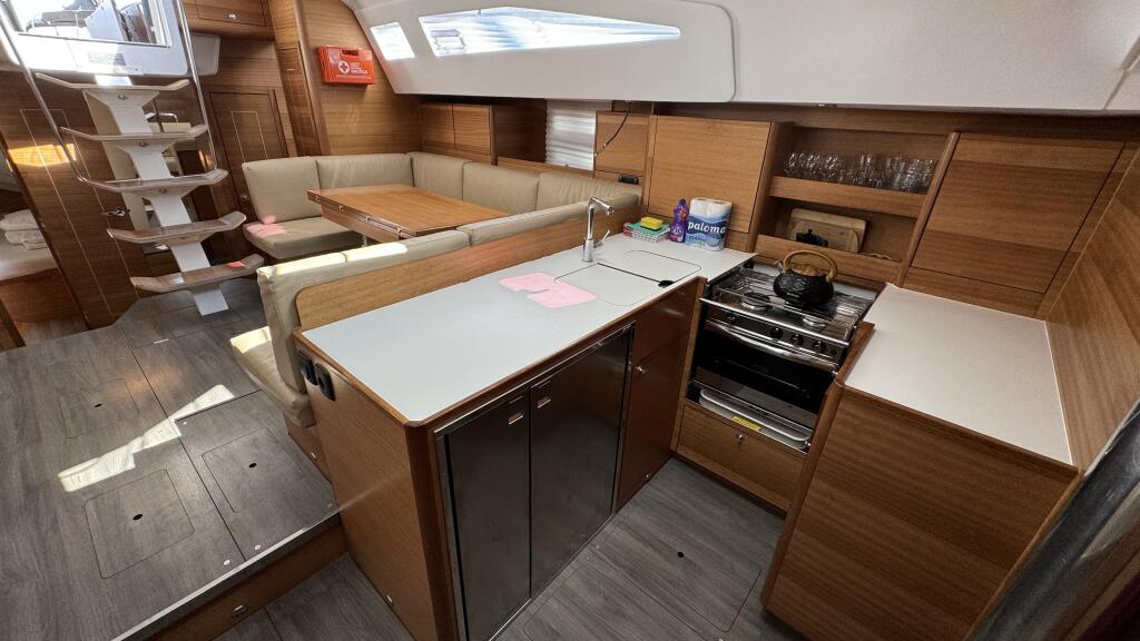 Sailing yacht 