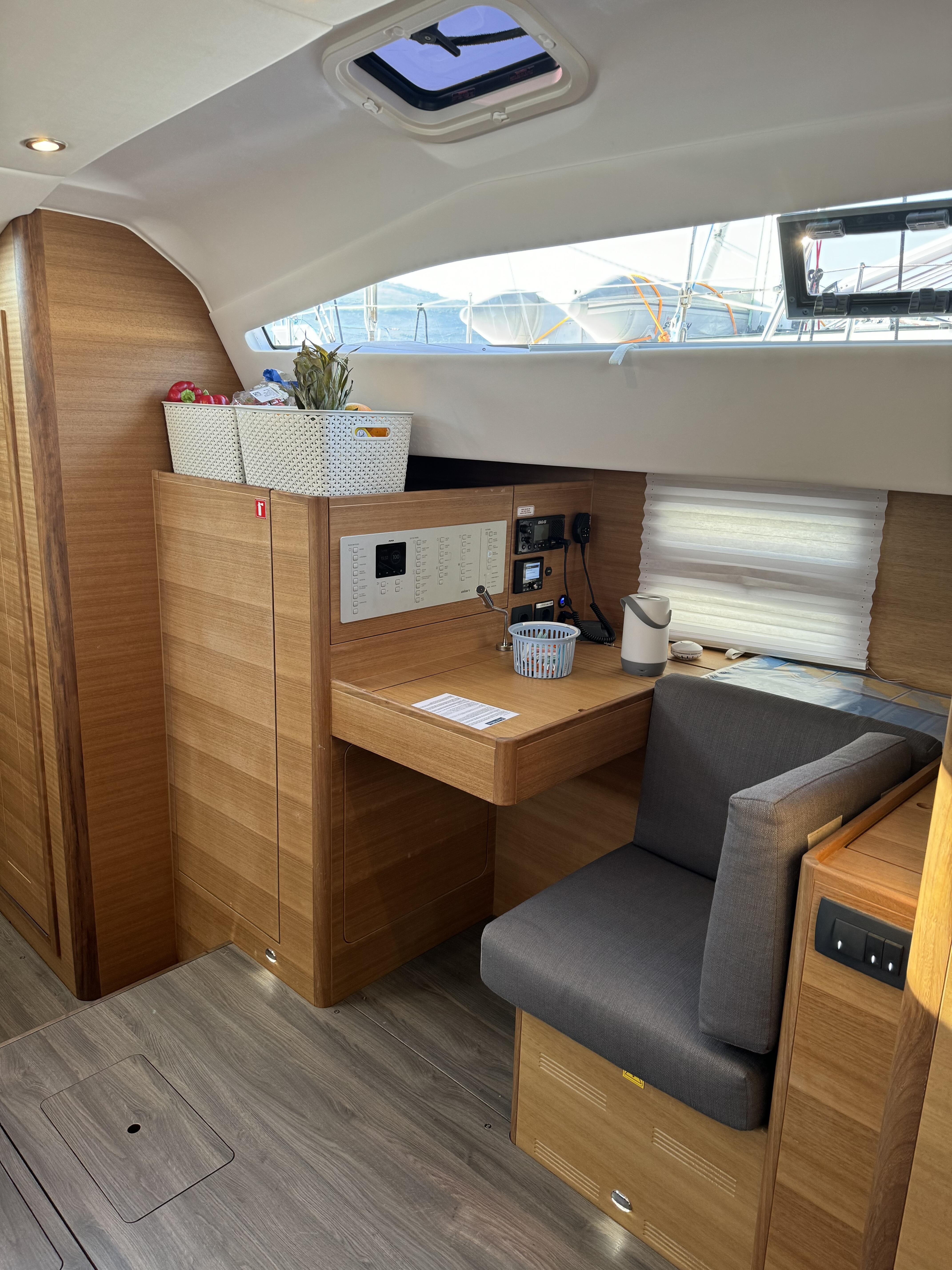 Sailing yacht 
