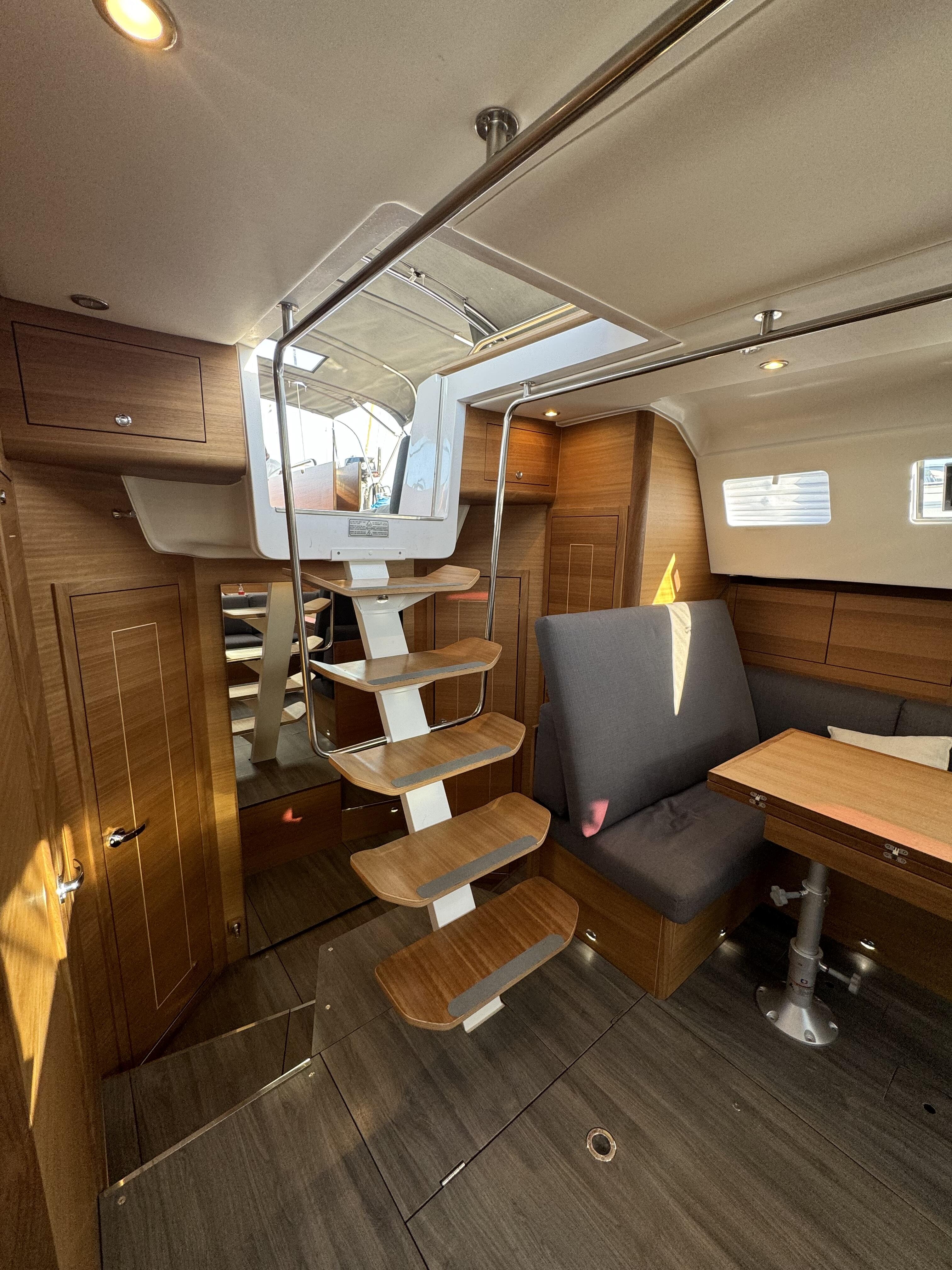 Sailing yacht 