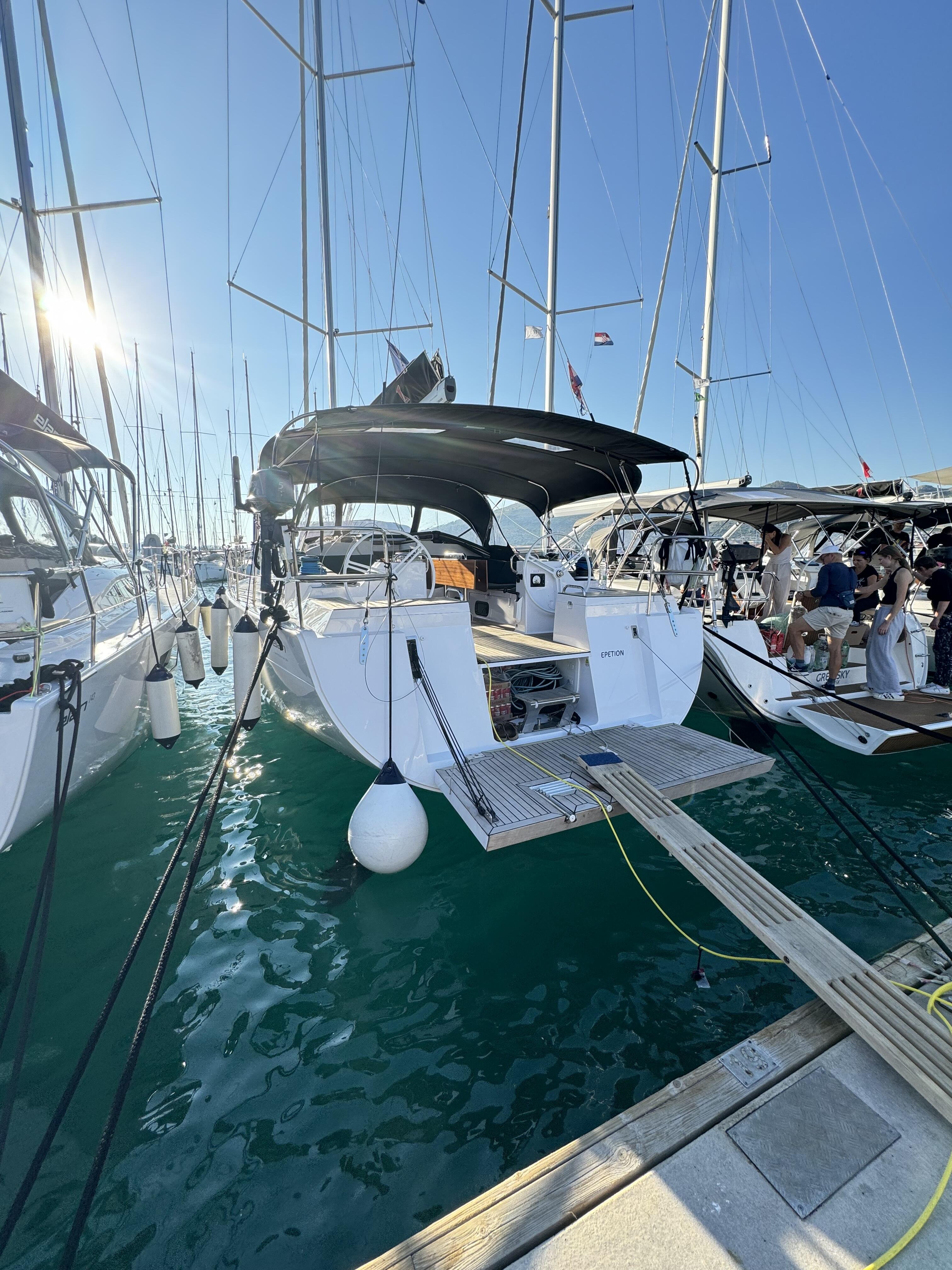 Sailing yacht 