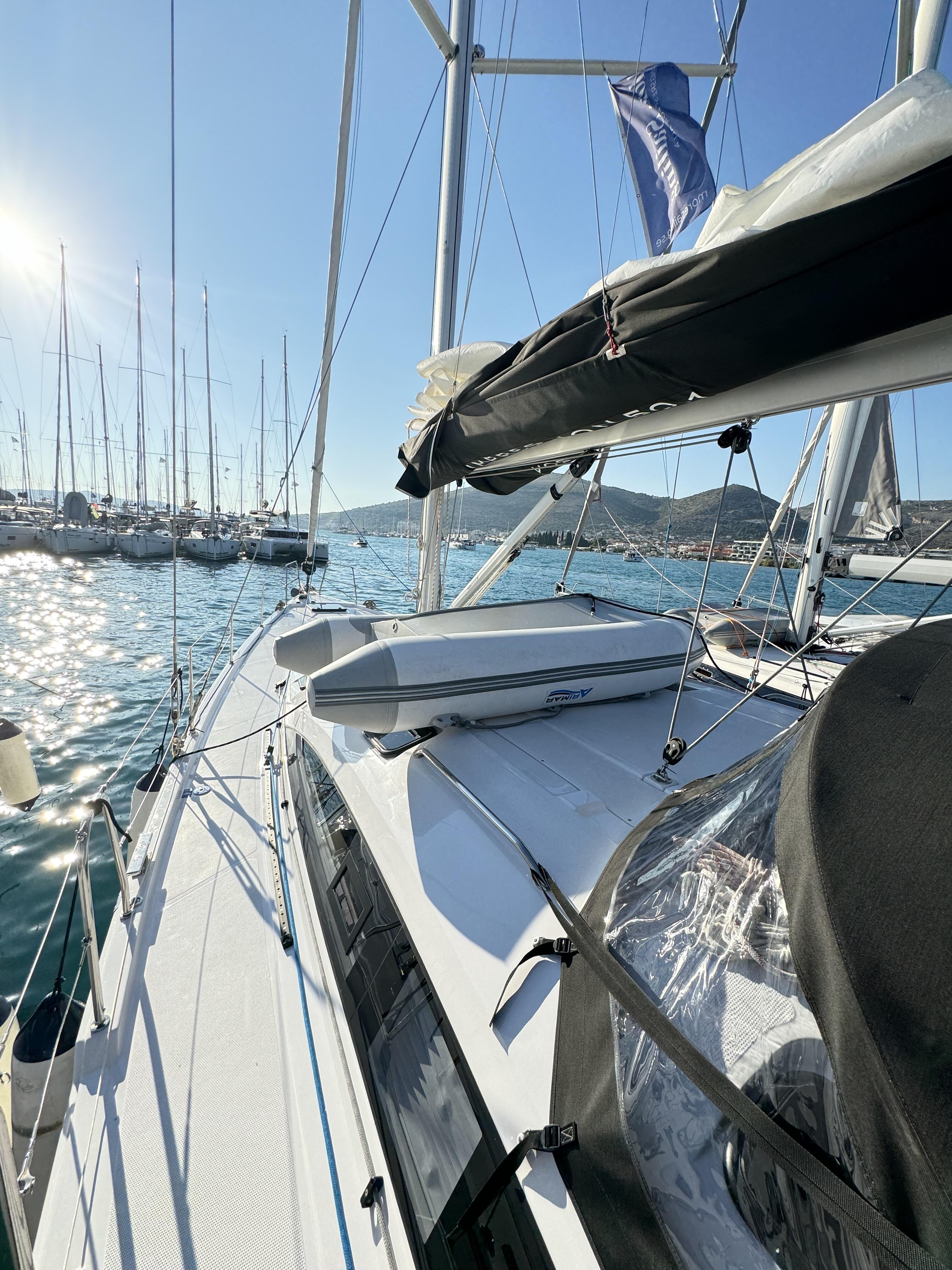 Sailing yacht 