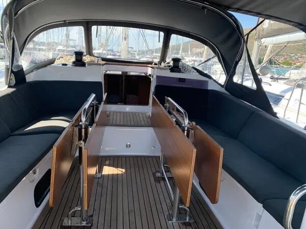Sailing yacht 