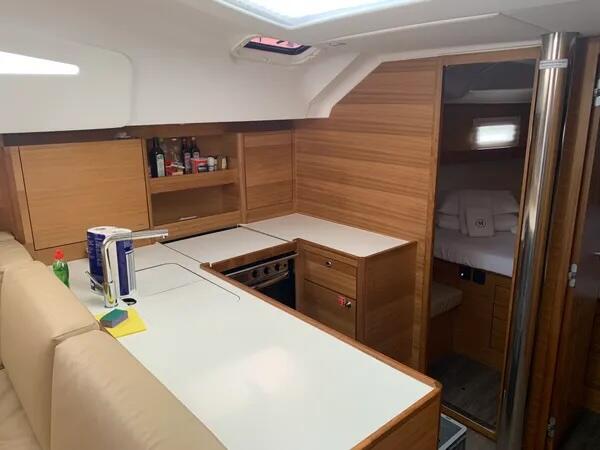 Sailing yacht 