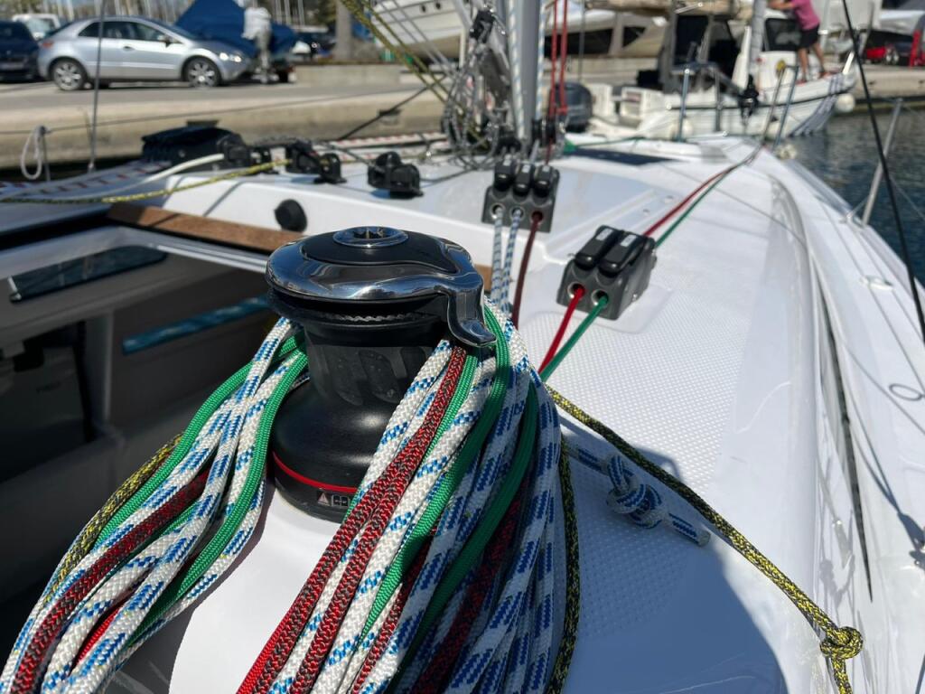Sailing yacht 
