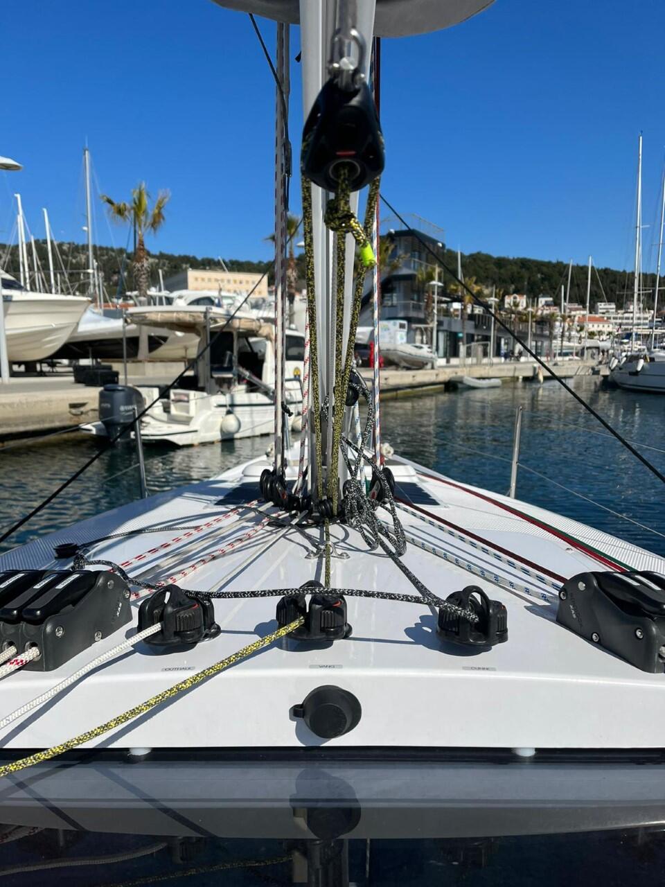 Sailing yacht 