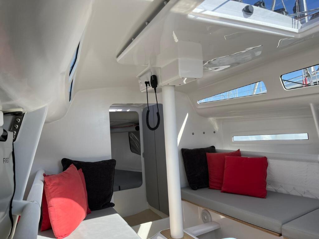 Sailing yacht 