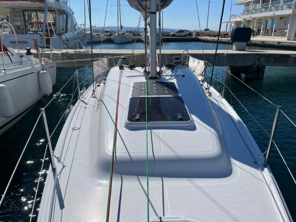 Sailing yacht 