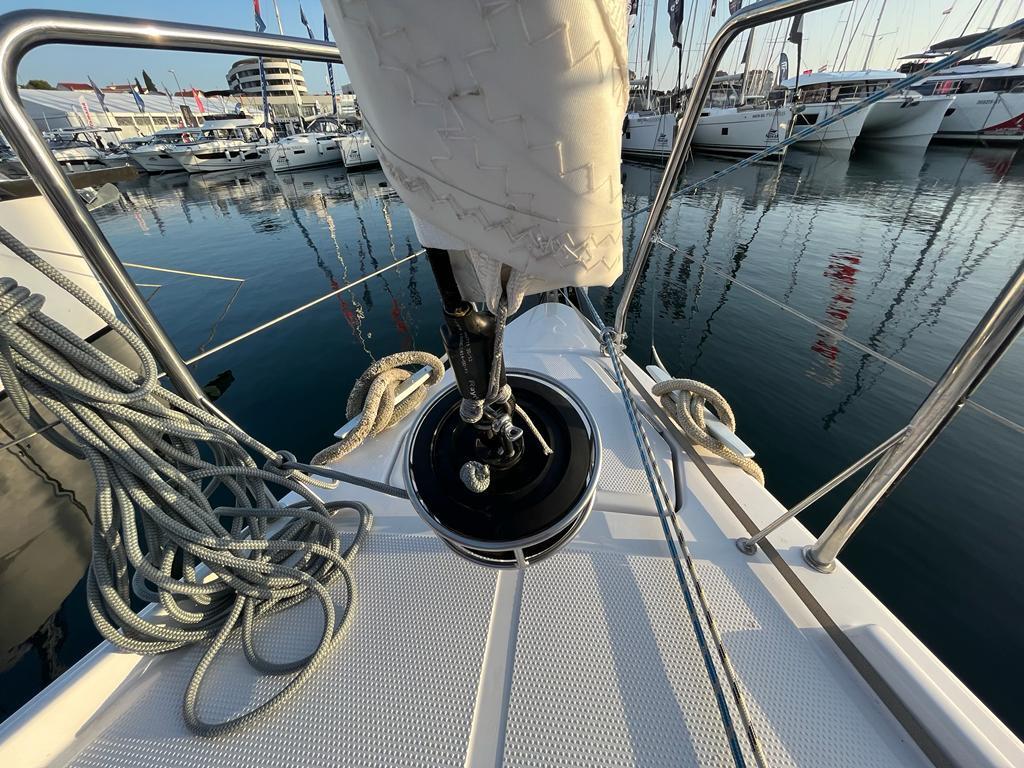 Sailing yacht 