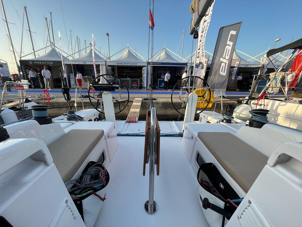 Sailing yacht 
