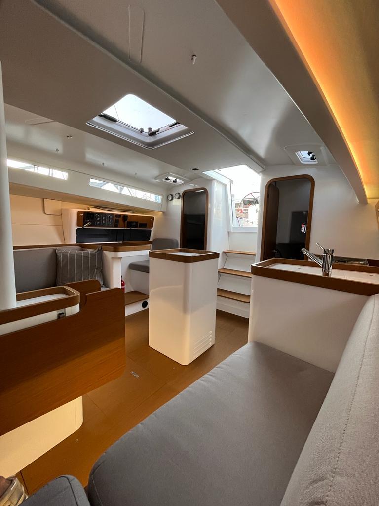 Sailing yacht 