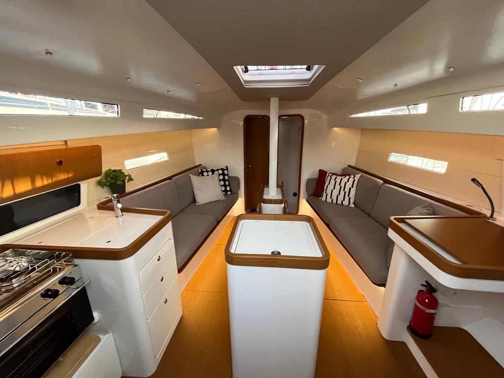 Sailing yacht 