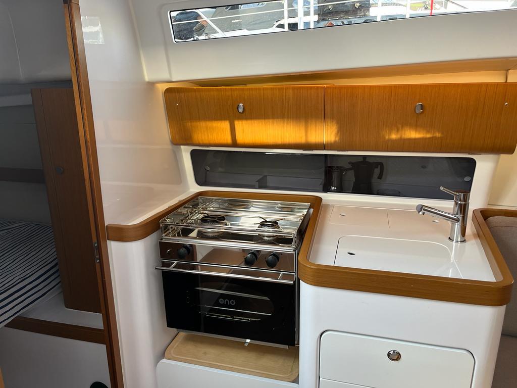 Sailing yacht 