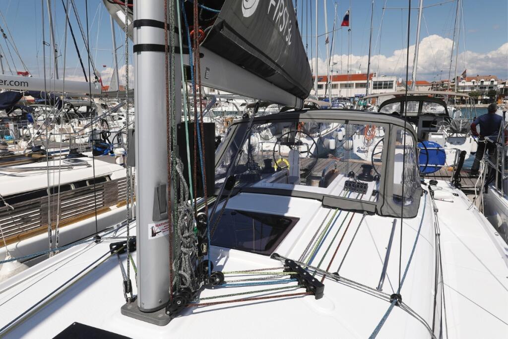 Sailing yacht 