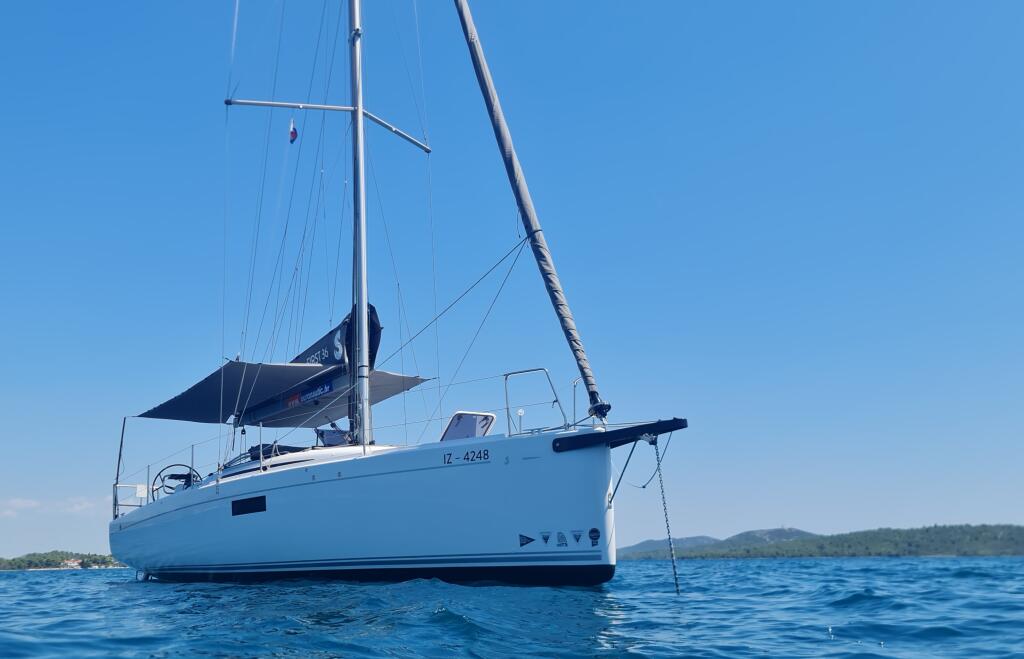 Sailing yacht 