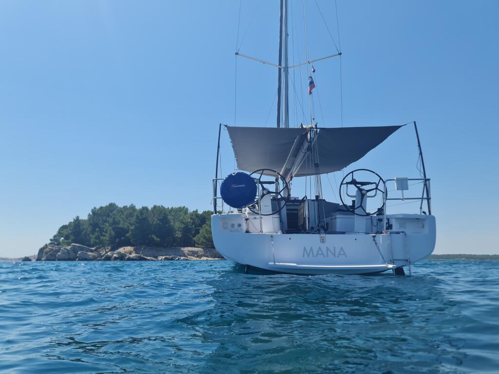 Sailing yacht 