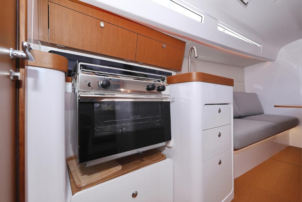 Sailing yacht 