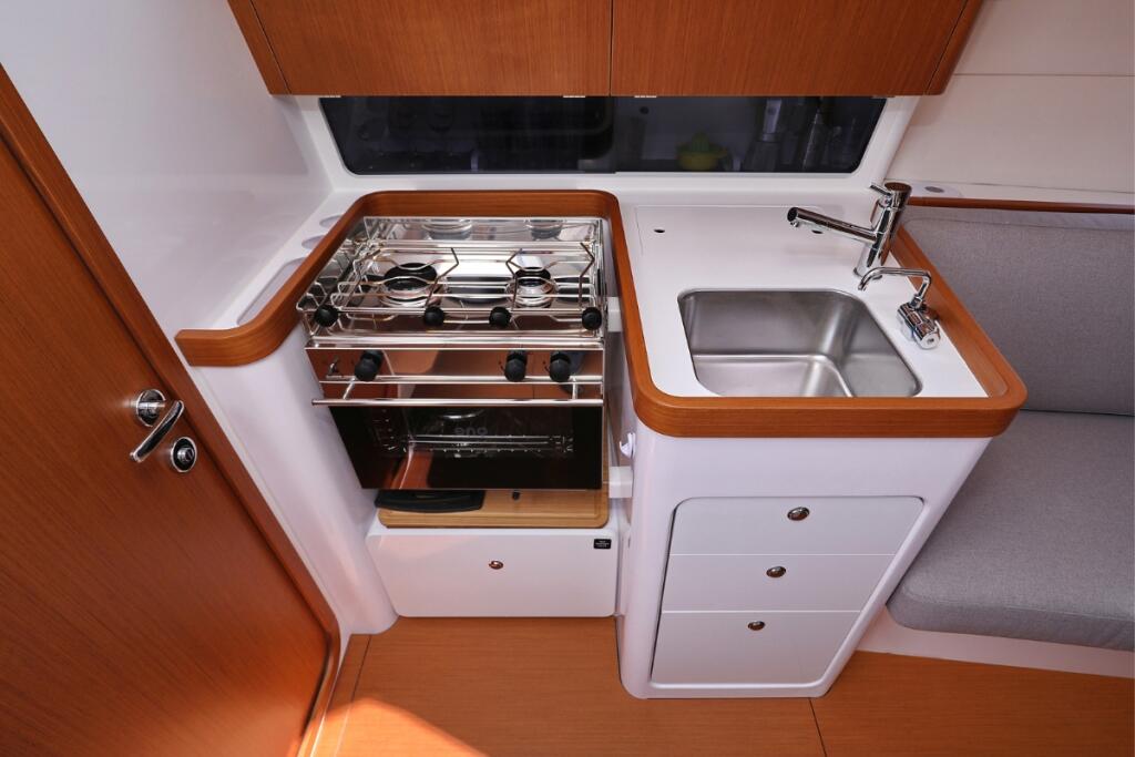 Sailing yacht 