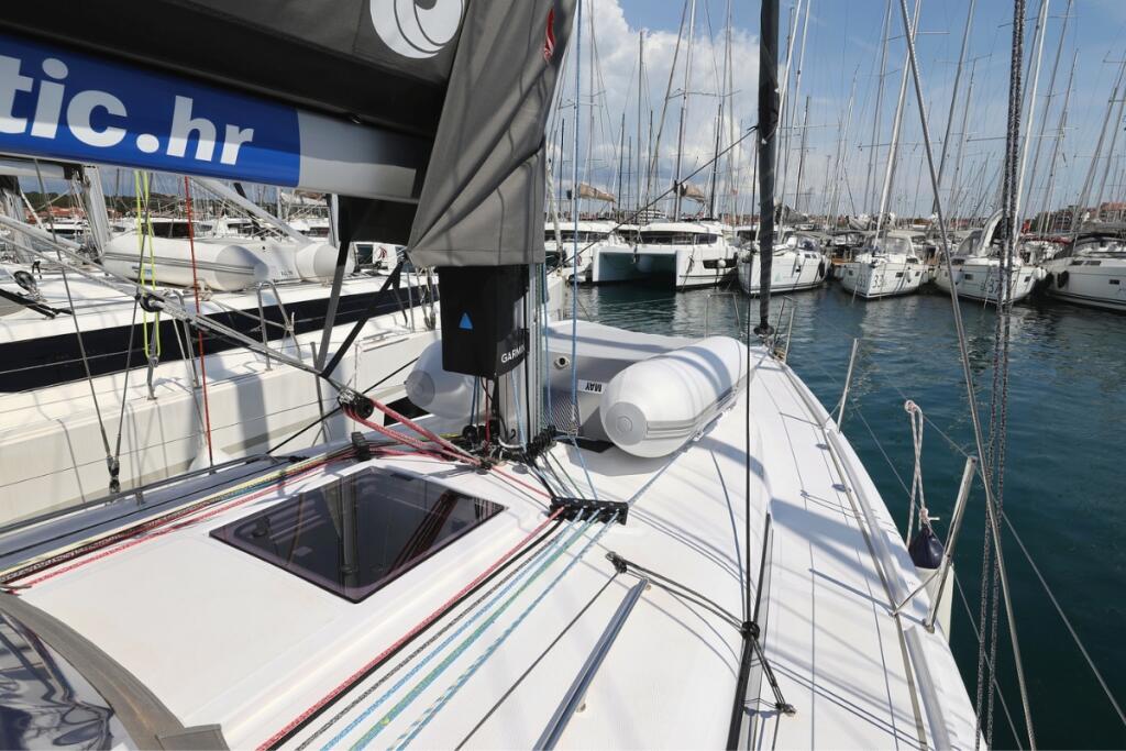Sailing yacht 