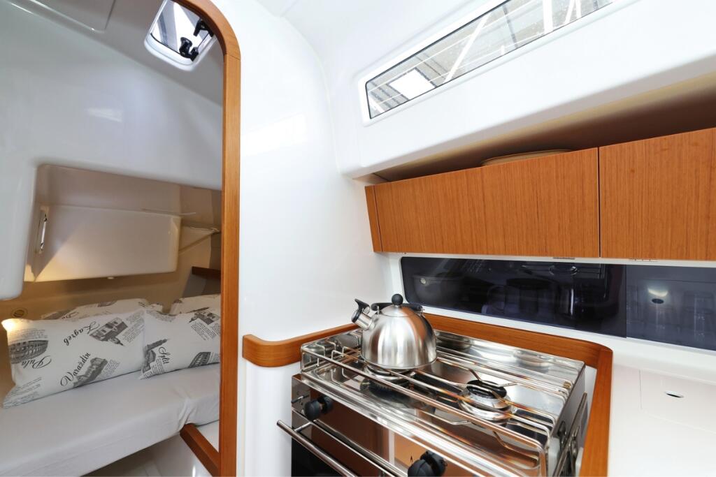 Sailing yacht 