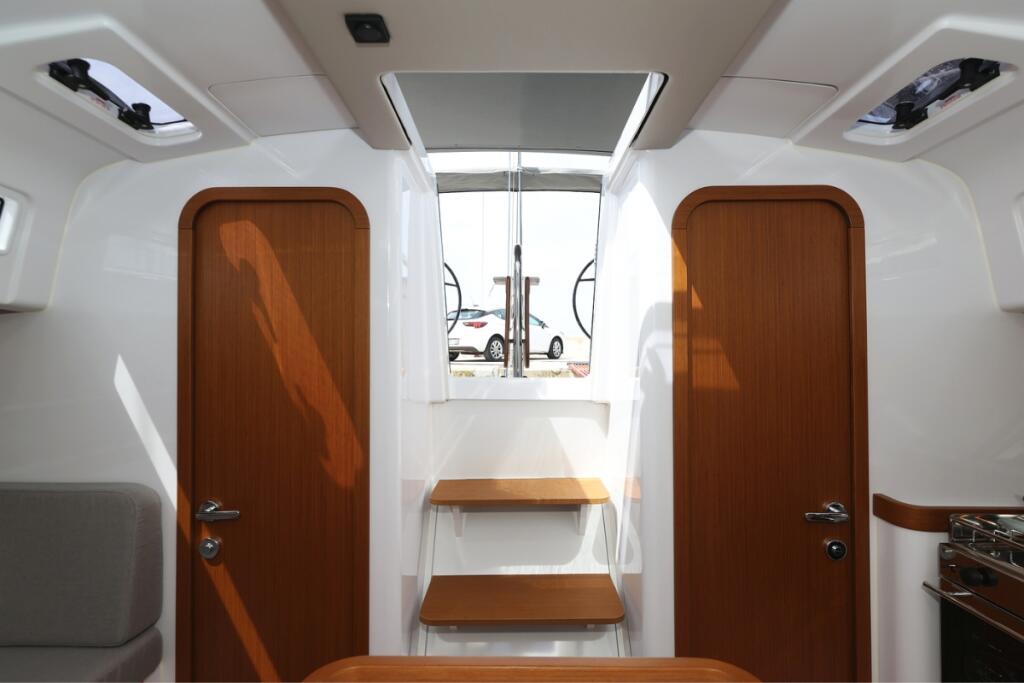Sailing yacht 