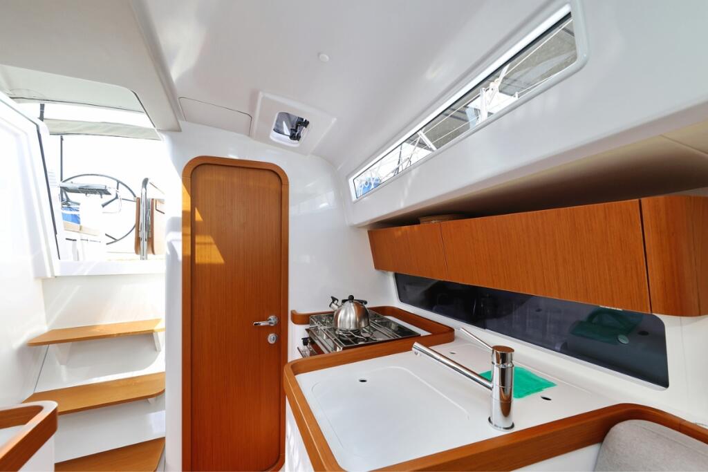 Sailing yacht 