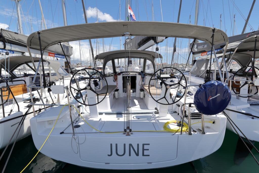 Sailing yacht 