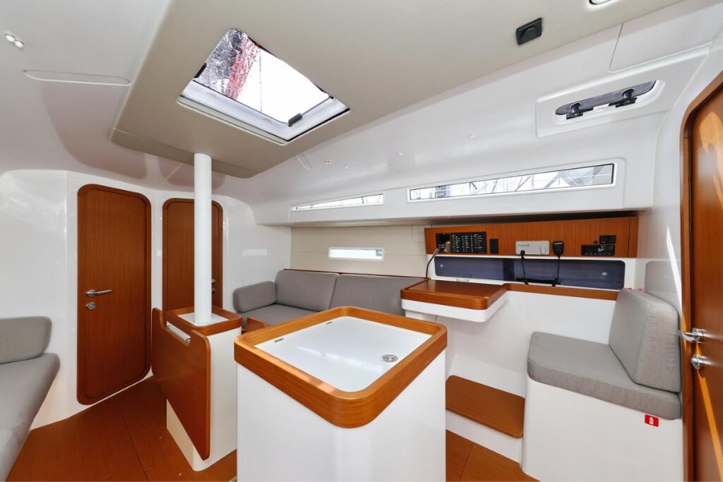 Sailing yacht 