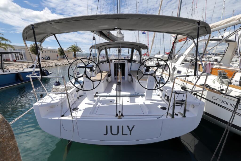 Sailing yacht 
