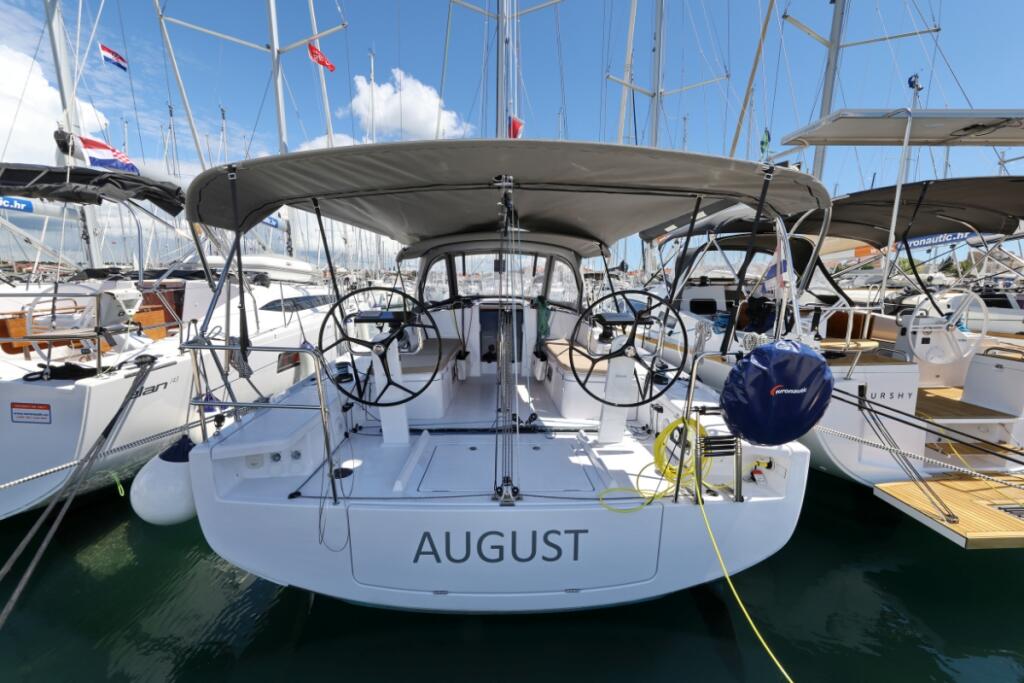 Sailing yacht 