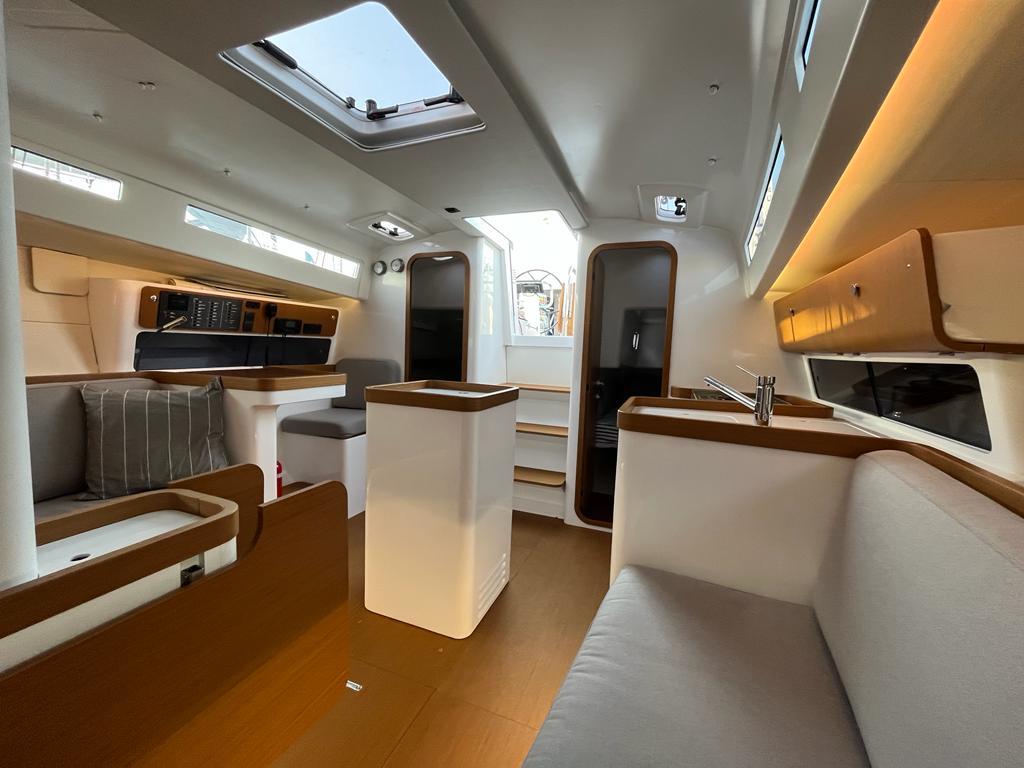 Sailing yacht 