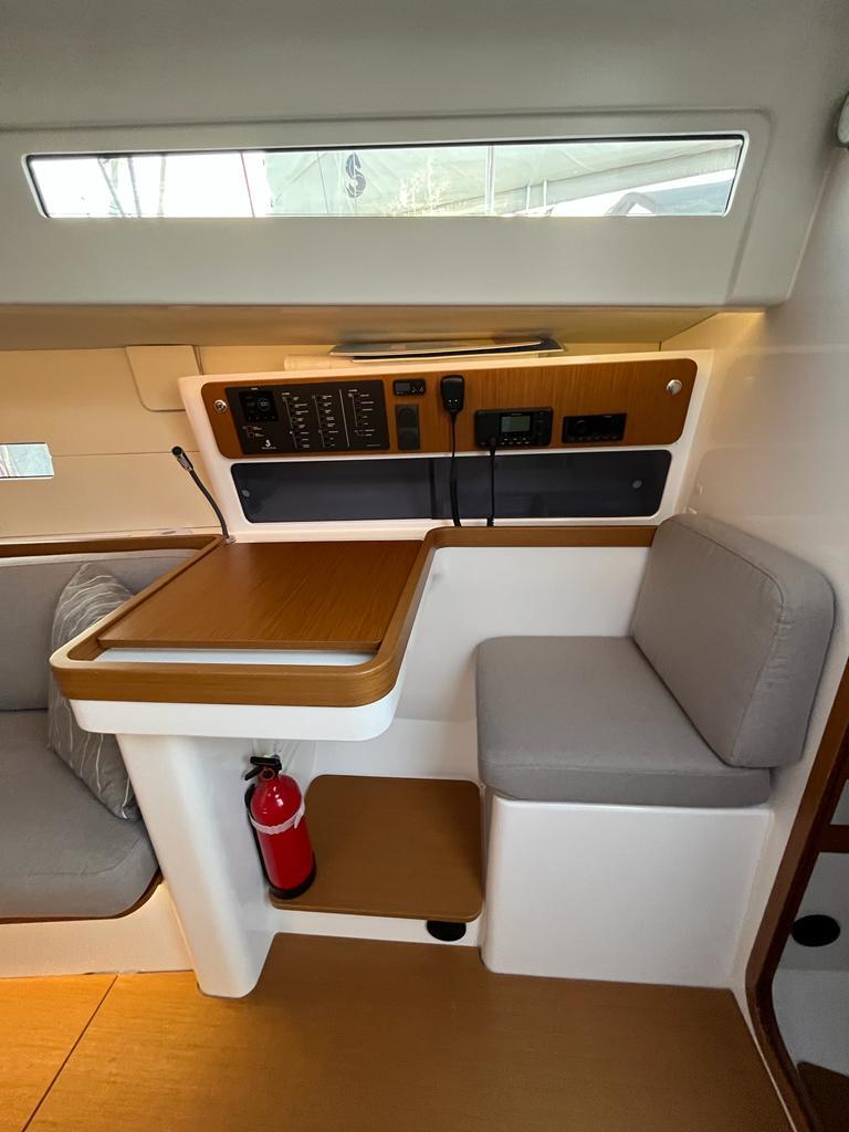 Sailing yacht 