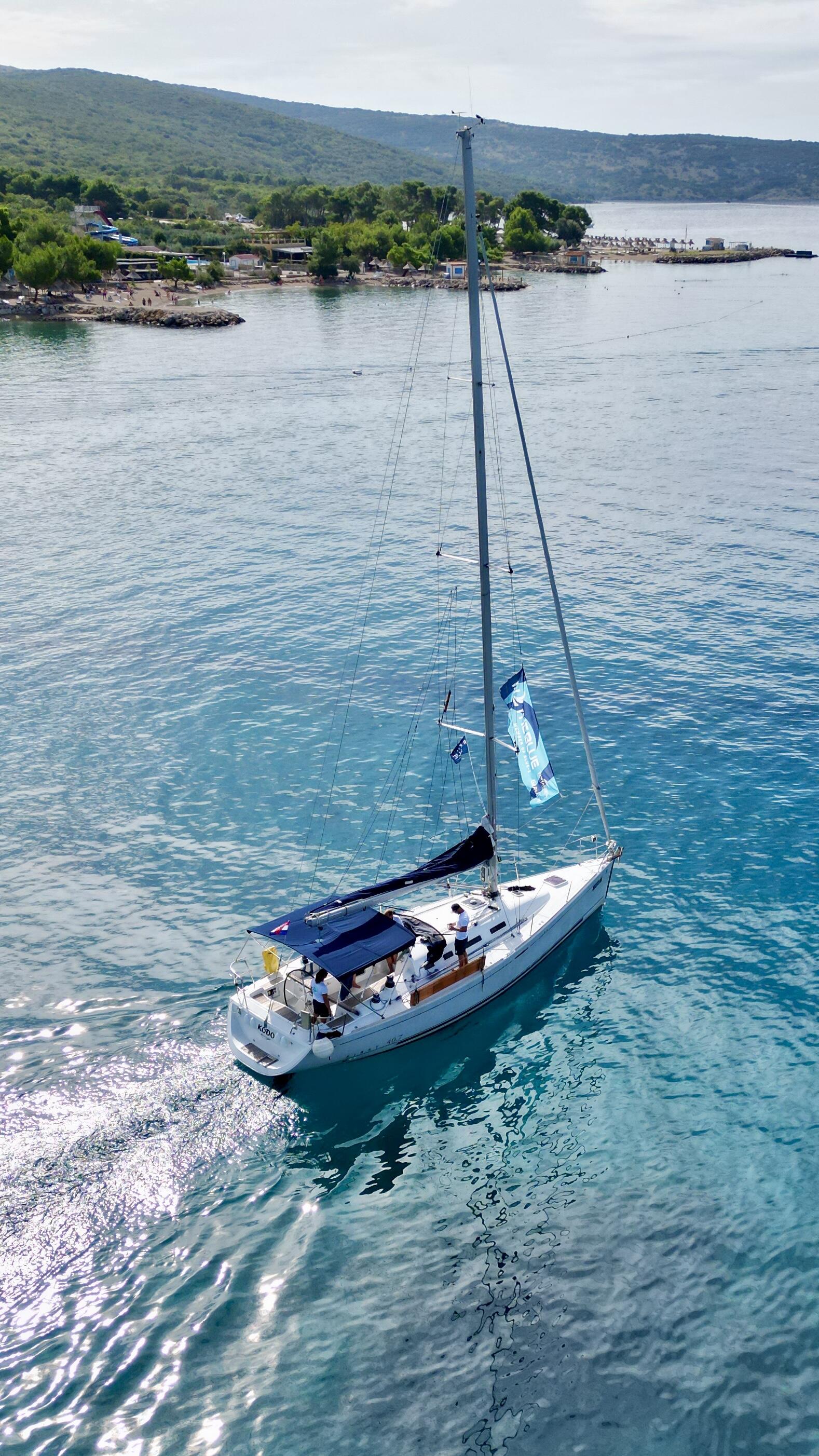 Sailing yacht 