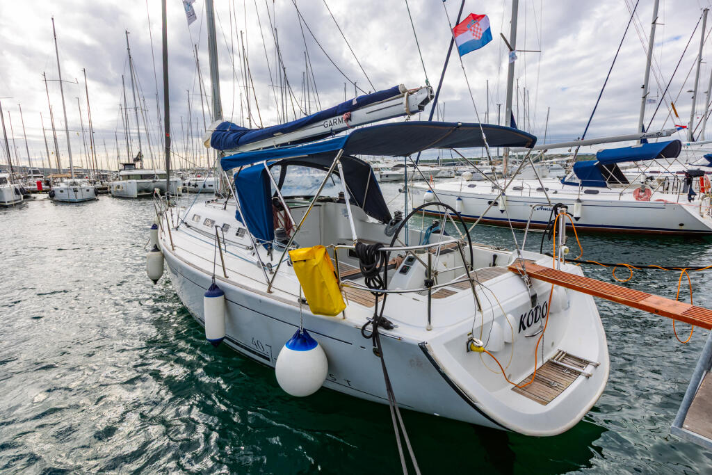 Sailing yacht 