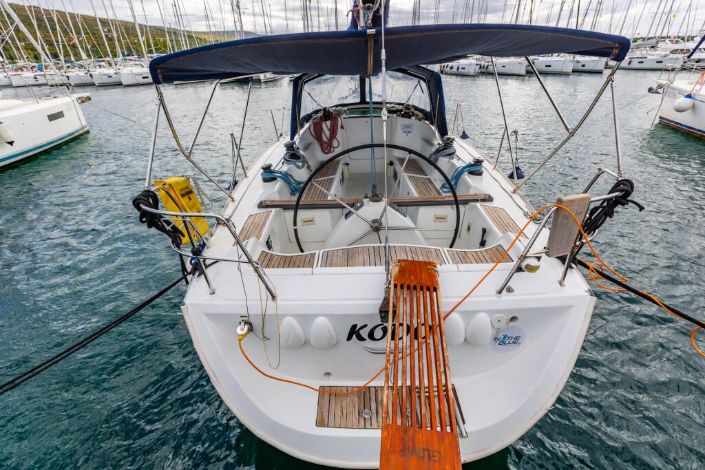 Sailing yacht 