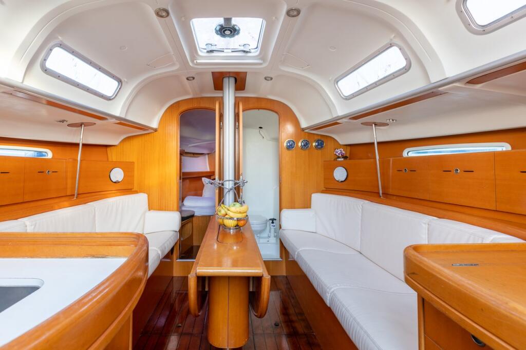 Sailing yacht 