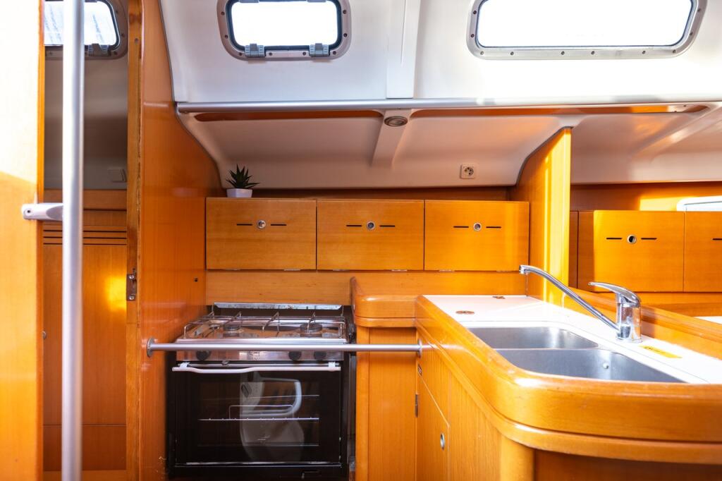 Sailing yacht 