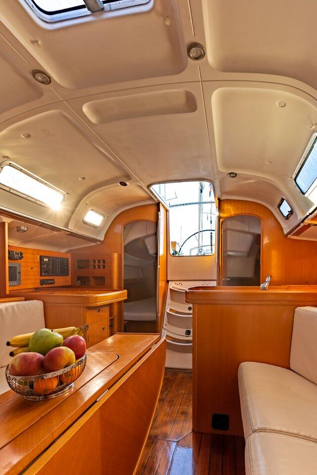 Sailing yacht 