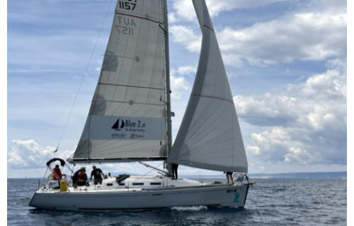 Sailing yacht 
