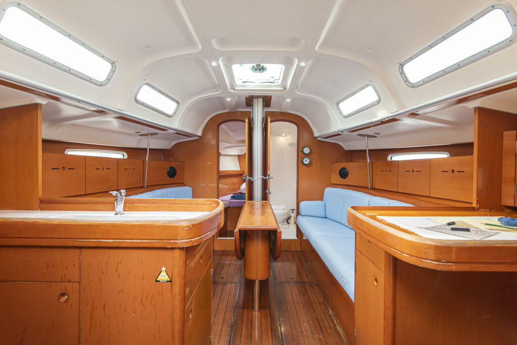 Sailing yacht 