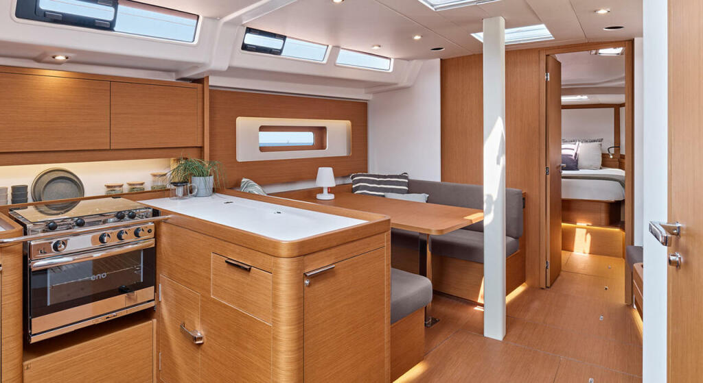 Sailing yacht 