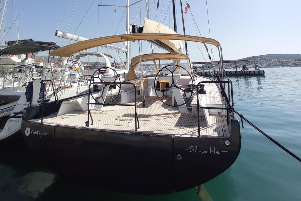 Sailing yacht 