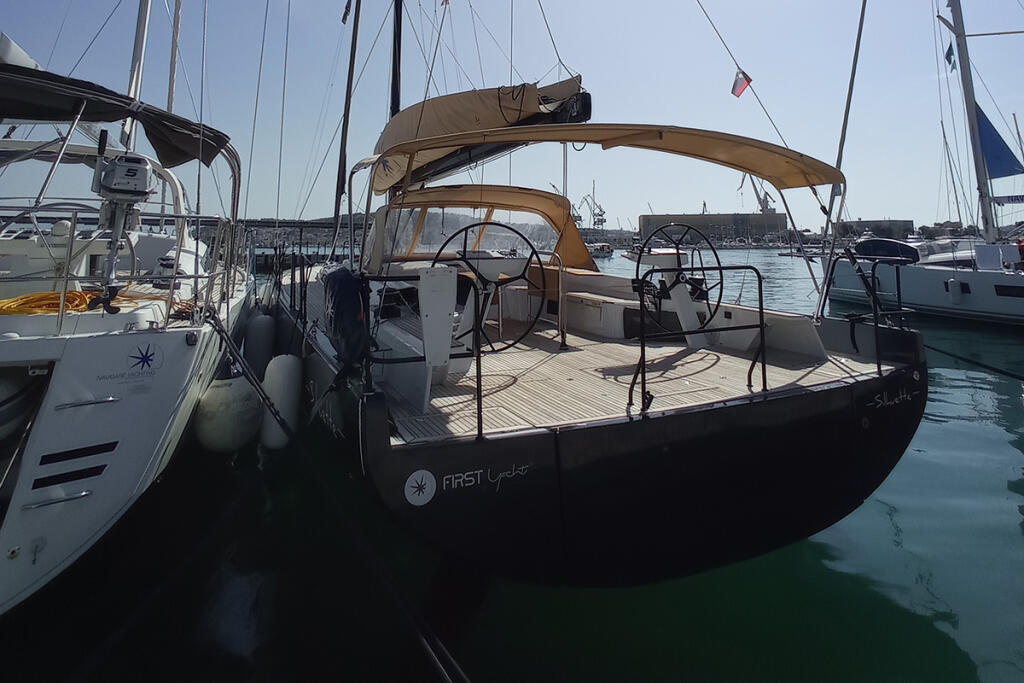 Sailing yacht 