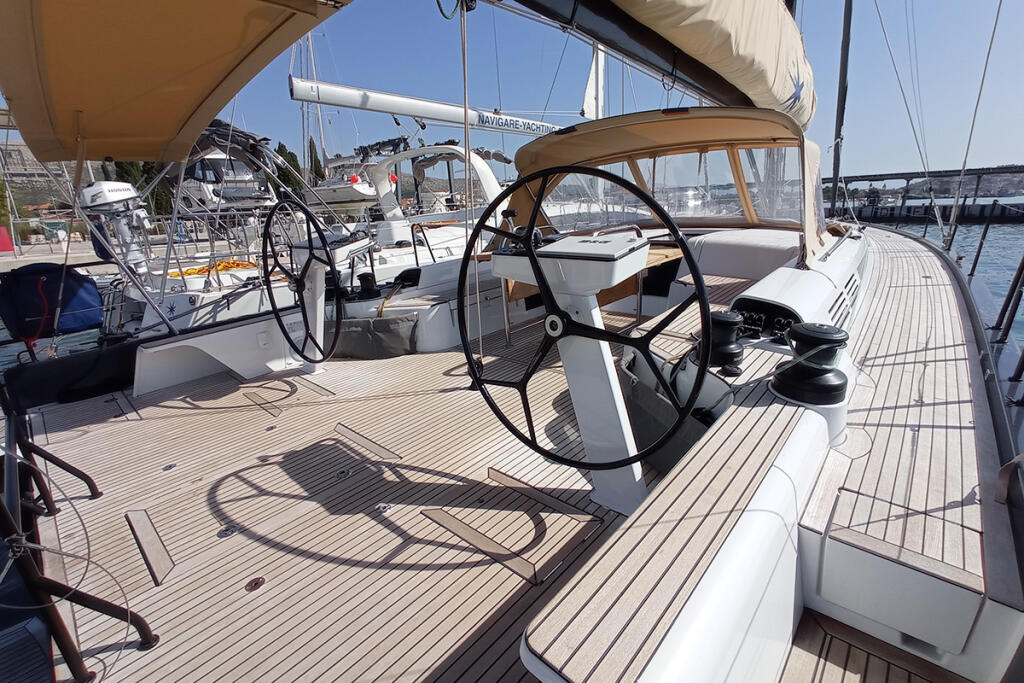 Sailing yacht 